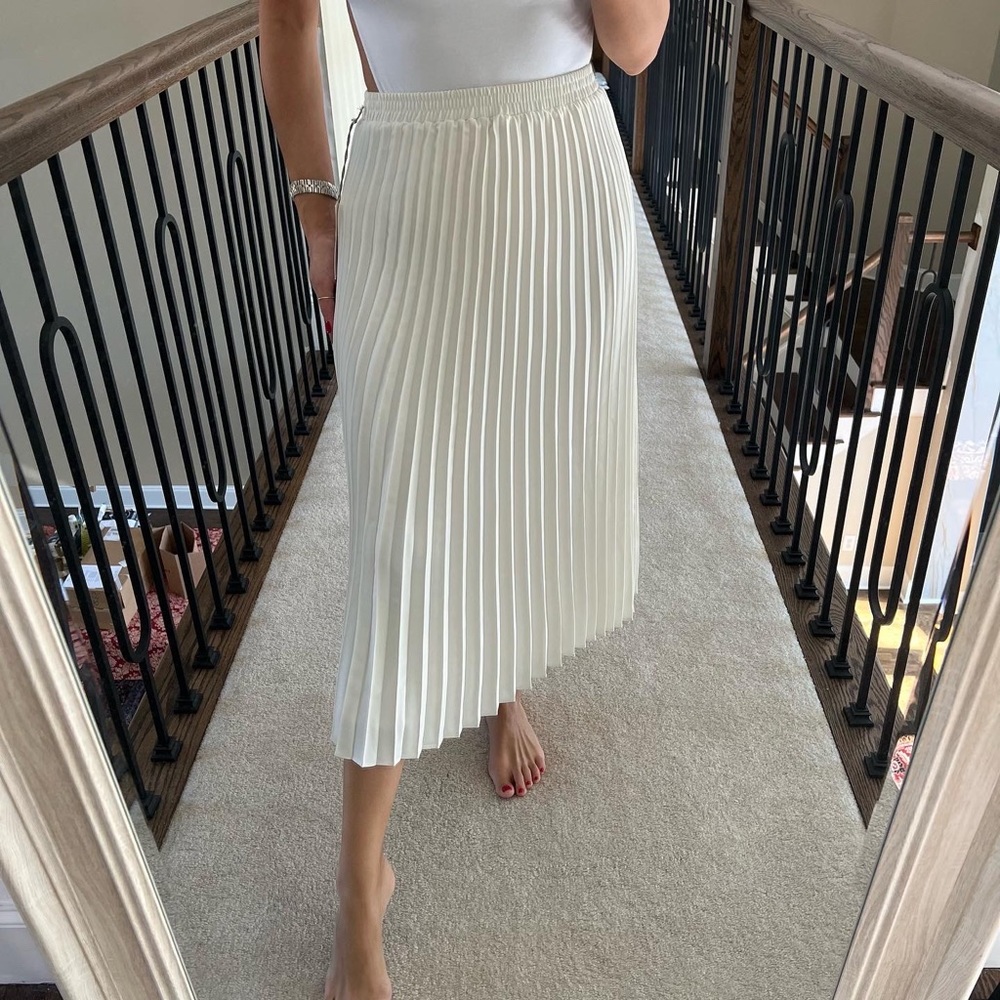 PLEATED WHITE SKIRT - Picture 2 of 6